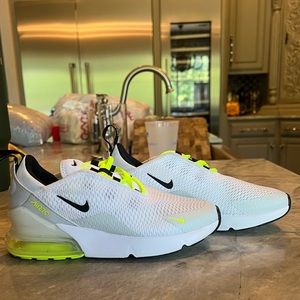 Kids Nike Air 270 size 2.5 worn once inside, too big, like brand new